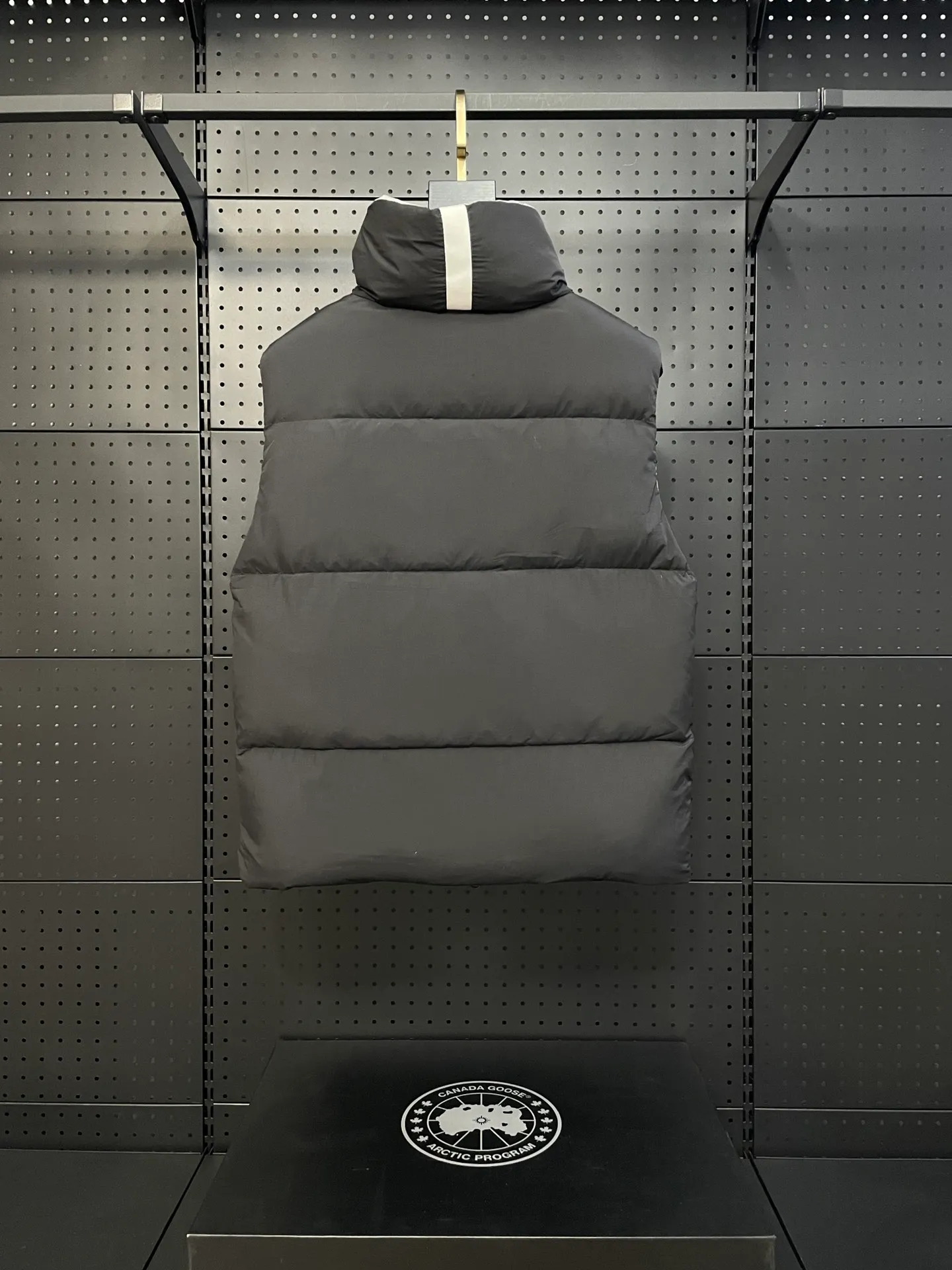 P500 Style number: Y108 Black, top pure quality, white label capsule vest for couples. Design concept: new limited edition white label vest, same style for men and women, filled with 625 fill power white goose down, and the fabric has a satin feel. Suitable for wearing in spring and autumn in various cities, this round neck design is classic and versatile, and has good thermal insulation effect! Fabric + Features: Fabric: 85% polyester, 15% cotton, windproof and waterproof Lining: 100% polyester, windproof and waterproof Filling: 80% pure white duck down, 20% pure white feather Fill power: 625 Care instructions: Dry clean Pockets: Straight insert + diagonal insert Pocket Zipper: Genuine ykk two-way entrance zipper tei temperature and feeling index 1: lightweight minus 5 degrees to 5 degrees. Technology: The fabric is made of cordura polyamide fabric, which is a new functional fabric and a leading technology product. The durability is 2 times higher than ordinary nylon fabric. Wear resistance, strong tear resistance, good hand feel and good color.   The liner is filled with imported 625 fill power 80 white duck down, and the liner is reinforced with anti-runaway velvet liner. The fly on the front center fly is designed with snap buttons to prevent ventilation and rain. Whether it is hiking, urban walking or polar exploration, this style can help you find the Canada Goose vest that suits your body, activities and lifestyle. Size: XS-XL